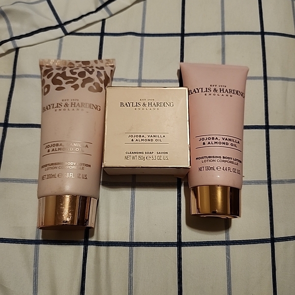 Baylis & Harding Jojoba, Vanilla & Almond Oil Moisturizer Set - Picture 4 of 7